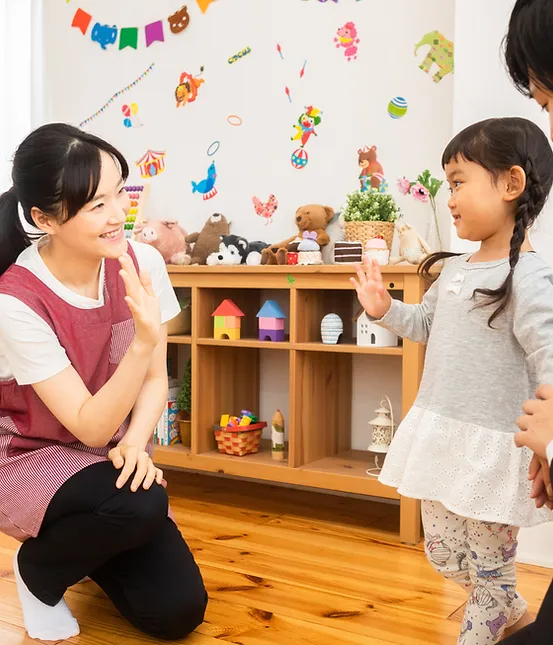 an RSG welcoming a little girl with kindness in one of the ô Koala agencies